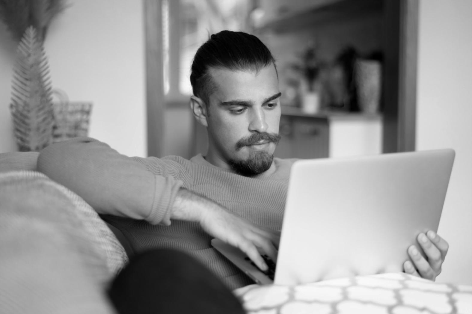 Budgetplanung Arbeitsplatz mit Unterlagen und Taschenrechner